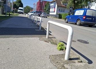 FOTO: Stop nepropisnom parkiranju na nogostupu u Zvonimirovoj: Barijere u obliku klamerica onemogućit će odlazak do banke na „samo” pet minuta