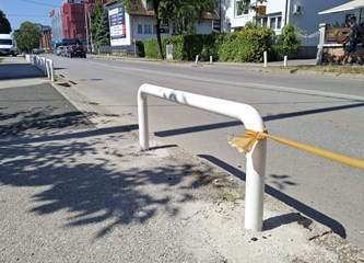 FOTO: Stop nepropisnom parkiranju na nogostupu u Zvonimirovoj: Barijere u obliku klamerica onemogućit će odlazak do banke na „samo” pet minuta