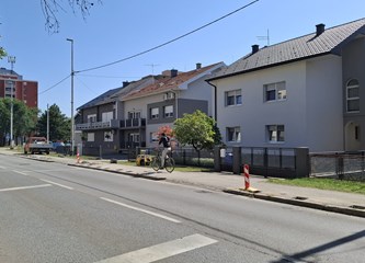 FOTO: Stop nepropisnom parkiranju na nogostupu u Zvonimirovoj: Barijere u obliku klamerica onemogućit će odlazak do banke na „samo” pet minuta