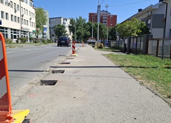 FOTO: Stop nepropisnom parkiranju na nogostupu u Zvonimirovoj: Barijere u obliku klamerica onemogućit će odlazak do banke na „samo” pet minuta