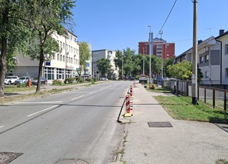 FOTO: Stop nepropisnom parkiranju na nogostupu u Zvonimirovoj: Barijere u obliku klamerica onemogućit će odlazak do banke na „samo” pet minuta