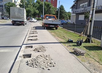 FOTO: Stop nepropisnom parkiranju na nogostupu u Zvonimirovoj: Barijere u obliku klamerica onemogućit će odlazak do banke na „samo” pet minuta