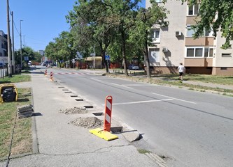 FOTO: Stop nepropisnom parkiranju na nogostupu u Zvonimirovoj: Barijere u obliku klamerica onemogućit će odlazak do banke na „samo” pet minuta