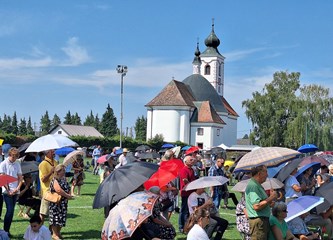 FOTO Blagdan Velike Gospe svečano proslavljen u Vukovini: "Došli smo u Majčin dom, iz njega ponesimo hrabrost i ustrajnost u vjeri"
