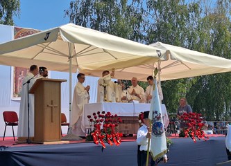 FOTO Blagdan Velike Gospe svečano proslavljen u Vukovini: "Došli smo u Majčin dom, iz njega ponesimo hrabrost i ustrajnost u vjeri"