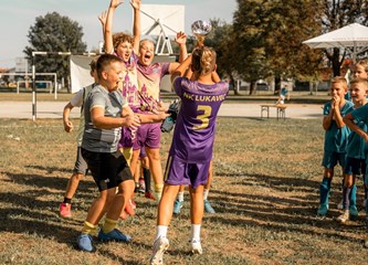 Održana prva sportsko - humanitarna manifestacija "Idemo na Školsko"