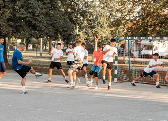 Održana prva sportsko - humanitarna manifestacija "Idemo na Školsko"