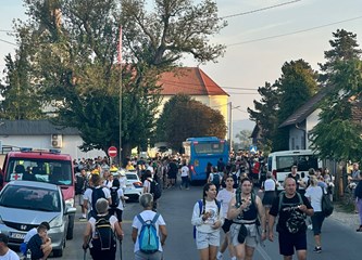 (FOTO) Vjernici na putu prema Svetištu: Hodočašćem Velikogoričani više od tri desetljeća zahvaljuju Majci Božjoj Bistričkoj što je sačuvala grad od ratnih razaranja