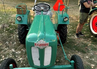 FOTO Stari traktori parkirali se ispred Gradske knjižnice! Otvorena izložba koja vraća u povijest poljoprivredne tehnologije