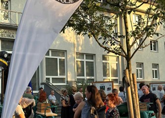 FOTO Stari traktori parkirali se ispred Gradske knjižnice! Otvorena izložba koja vraća u povijest poljoprivredne tehnologije