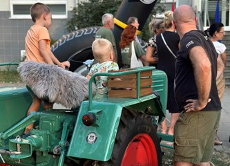 FOTO Stari traktori parkirali se ispred Gradske knjižnice! Otvorena izložba koja vraća u povijest poljoprivredne tehnologije