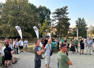 FOTO Stari traktori parkirali se ispred Gradske knjižnice! Otvorena izložba koja vraća u povijest poljoprivredne tehnologije