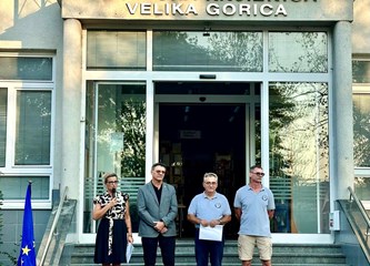 FOTO Stari traktori parkirali se ispred Gradske knjižnice! Otvorena izložba koja vraća u povijest poljoprivredne tehnologije