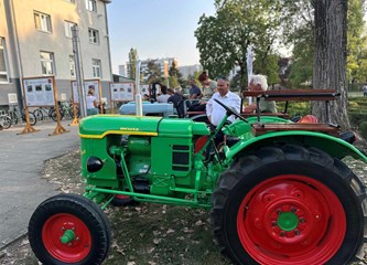 FOTO Stari traktori parkirali se ispred Gradske knjižnice! Otvorena izložba koja vraća u povijest poljoprivredne tehnologije