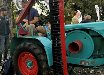 FOTO Stari traktori parkirali se ispred Gradske knjižnice! Otvorena izložba koja vraća u povijest poljoprivredne tehnologije