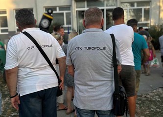 FOTO Stari traktori parkirali se ispred Gradske knjižnice! Otvorena izložba koja vraća u povijest poljoprivredne tehnologije