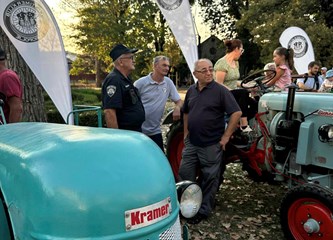 FOTO Stari traktori parkirali se ispred Gradske knjižnice! Otvorena izložba koja vraća u povijest poljoprivredne tehnologije