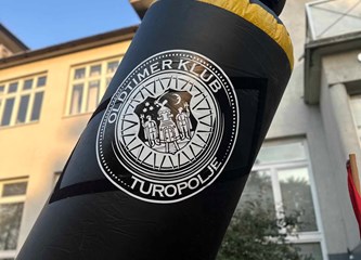 FOTO Stari traktori parkirali se ispred Gradske knjižnice! Otvorena izložba koja vraća u povijest poljoprivredne tehnologije