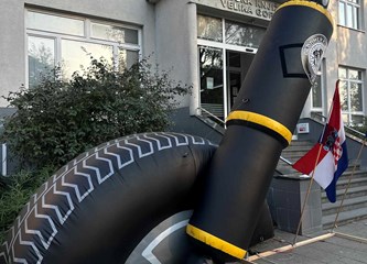 FOTO Stari traktori parkirali se ispred Gradske knjižnice! Otvorena izložba koja vraća u povijest poljoprivredne tehnologije