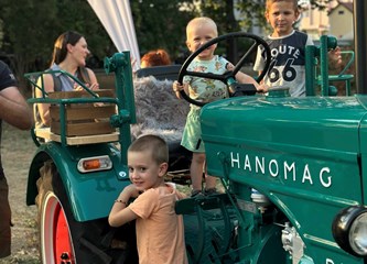 FOTO Stari traktori parkirali se ispred Gradske knjižnice! Otvorena izložba koja vraća u povijest poljoprivredne tehnologije