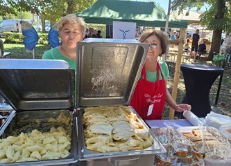 (FOTO) Domaće delicije izmamile Velikogoričane na "Petek na Gorice"