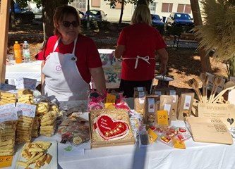 (FOTO) Domaće delicije izmamile Velikogoričane na "Petek na Gorice"