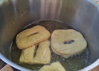 (FOTO) Domaće delicije izmamile Velikogoričane na "Petek na Gorice"