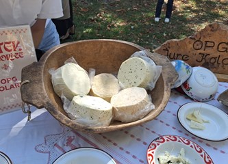 (FOTO) Domaće delicije izmamile Velikogoričane na "Petek na Gorice"