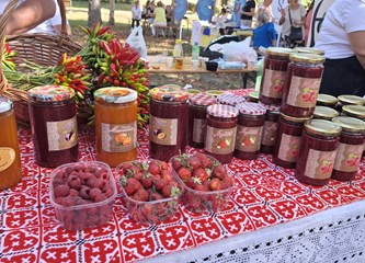 (FOTO) Domaće delicije izmamile Velikogoričane na "Petek na Gorice"
