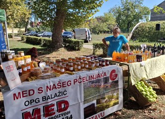 (FOTO) Domaće delicije izmamile Velikogoričane na "Petek na Gorice"