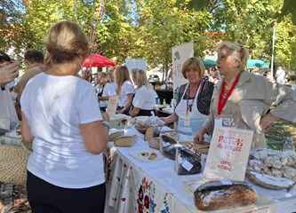 (FOTO) Domaće delicije izmamile Velikogoričane na "Petek na Gorice"