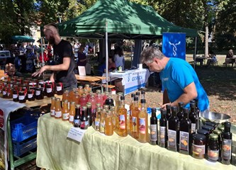 (FOTO) Domaće delicije izmamile Velikogoričane na "Petek na Gorice"