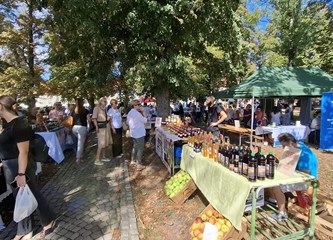 (FOTO) Domaće delicije izmamile Velikogoričane na "Petek na Gorice"