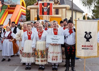 Folkloraši okupljeni u KUD Dučec sudjelovali na festivalu „Raduj nam se, Slovin gradu” i razgledali ljepote slunjskog kraja