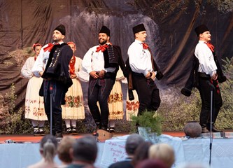 Folkloraši okupljeni u KUD Dučec sudjelovali na festivalu „Raduj nam se, Slovin gradu” i razgledali ljepote slunjskog kraja