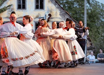 Folkloraši okupljeni u KUD Dučec sudjelovali na festivalu „Raduj nam se, Slovin gradu” i razgledali ljepote slunjskog kraja