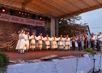 Folkloraši okupljeni u KUD Dučec sudjelovali na festivalu „Raduj nam se, Slovin gradu” i razgledali ljepote slunjskog kraja