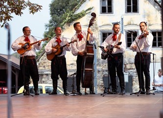 Folkloraši okupljeni u KUD Dučec sudjelovali na festivalu „Raduj nam se, Slovin gradu” i razgledali ljepote slunjskog kraja