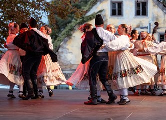 Folkloraši okupljeni u KUD Dučec sudjelovali na festivalu „Raduj nam se, Slovin gradu” i razgledali ljepote slunjskog kraja