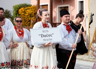 Folkloraši okupljeni u KUD Dučec sudjelovali na festivalu „Raduj nam se, Slovin gradu” i razgledali ljepote slunjskog kraja