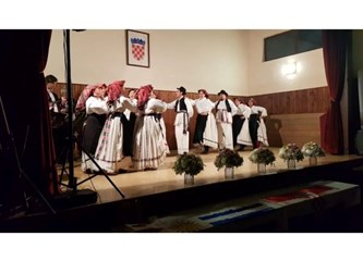 Urugvajski folkloraši hrvatskih korijena nastupili na mraclinskoj pozornici: "Ovo je početak novog prijateljstva"