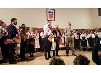 Urugvajski folkloraši hrvatskih korijena nastupili na mraclinskoj pozornici: "Ovo je početak novog prijateljstva"