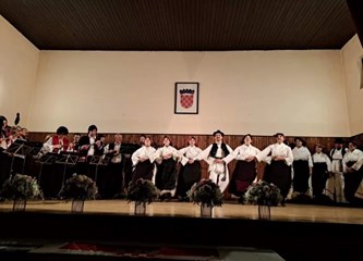 Urugvajski folkloraši hrvatskih korijena nastupili na mraclinskoj pozornici: "Ovo je početak novog prijateljstva"