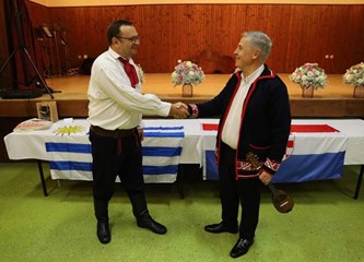 Urugvajski folkloraši hrvatskih korijena nastupili na mraclinskoj pozornici: "Ovo je početak novog prijateljstva"