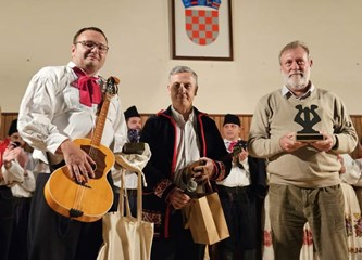 Urugvajski folkloraši hrvatskih korijena nastupili na mraclinskoj pozornici: "Ovo je početak novog prijateljstva"