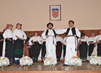 Urugvajski folkloraši hrvatskih korijena nastupili na mraclinskoj pozornici: "Ovo je početak novog prijateljstva"