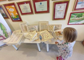 Igračke na dar: Društvo žena Buševec razveselilo mališane DV "Lojtrica"