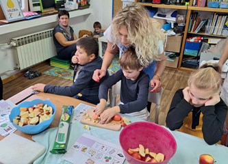 FOTO Dječji tjedan u Centru za odgoj i obrazovanje: Mališani ispekli savijaču od jabuke, učili o tradiciji i izrađivali podgutnice