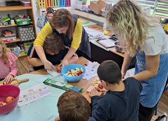 FOTO Dječji tjedan u Centru za odgoj i obrazovanje: Mališani ispekli savijaču od jabuke, učili o tradiciji i izrađivali podgutnice