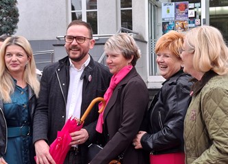 Ružičasta povorka podrške ženama oboljelima od raka dojke prošla gradom: „Naručite se već danas na pregled i spriječite ovu opaku bolest”